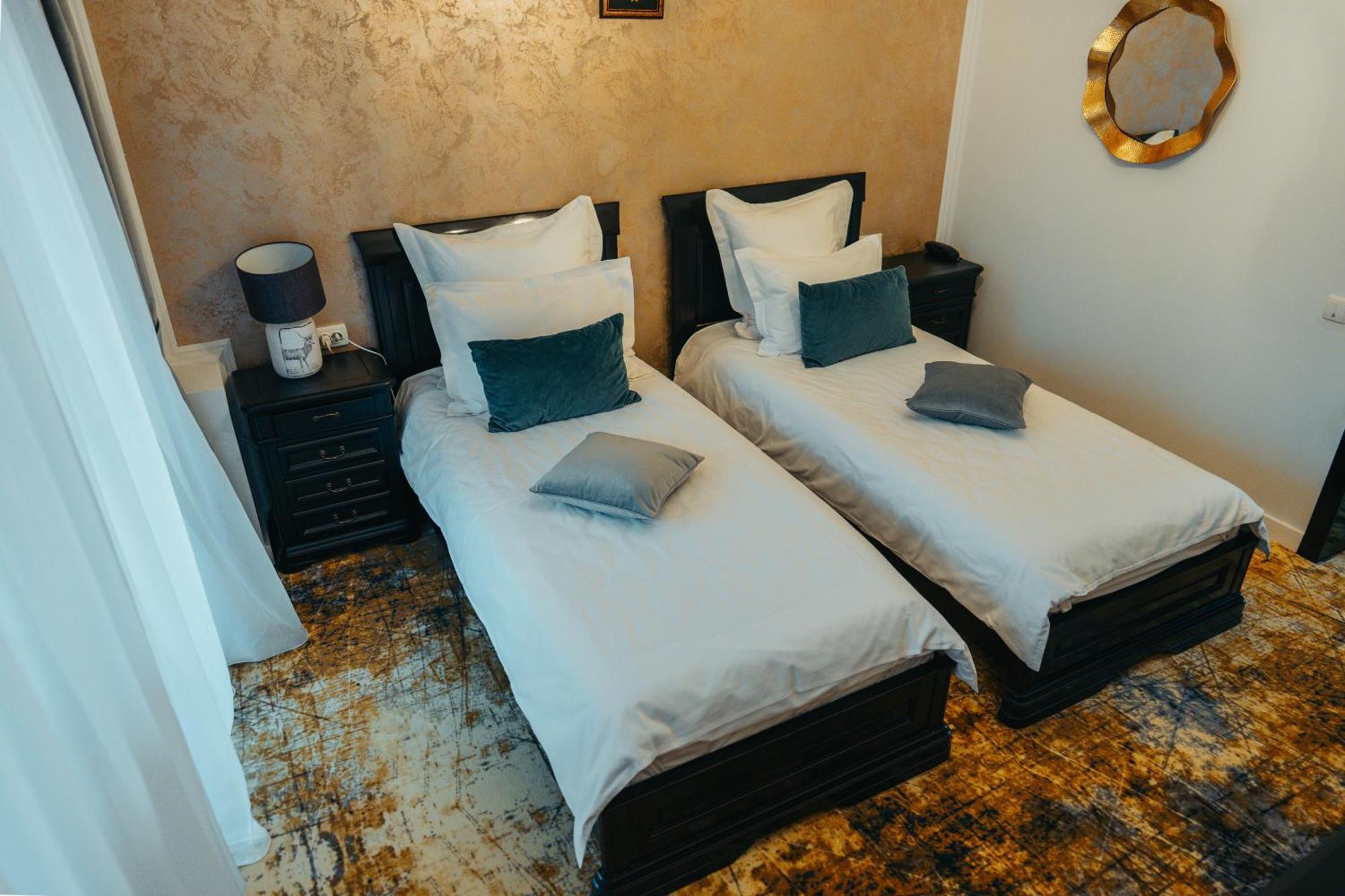 Curtea Domneasca Hotel Vaslui Exterior foto