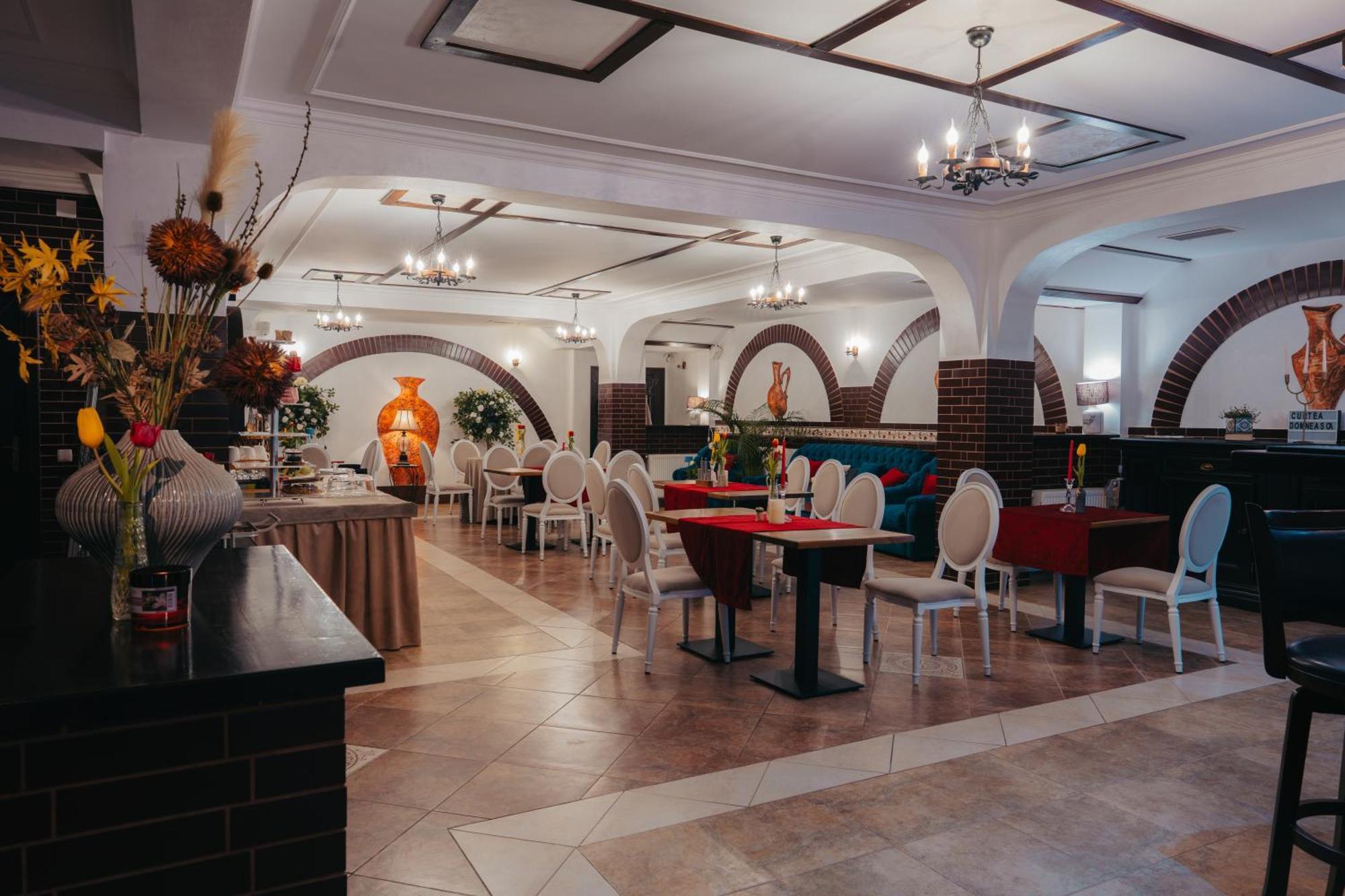 Curtea Domneasca Hotel Vaslui Exterior foto